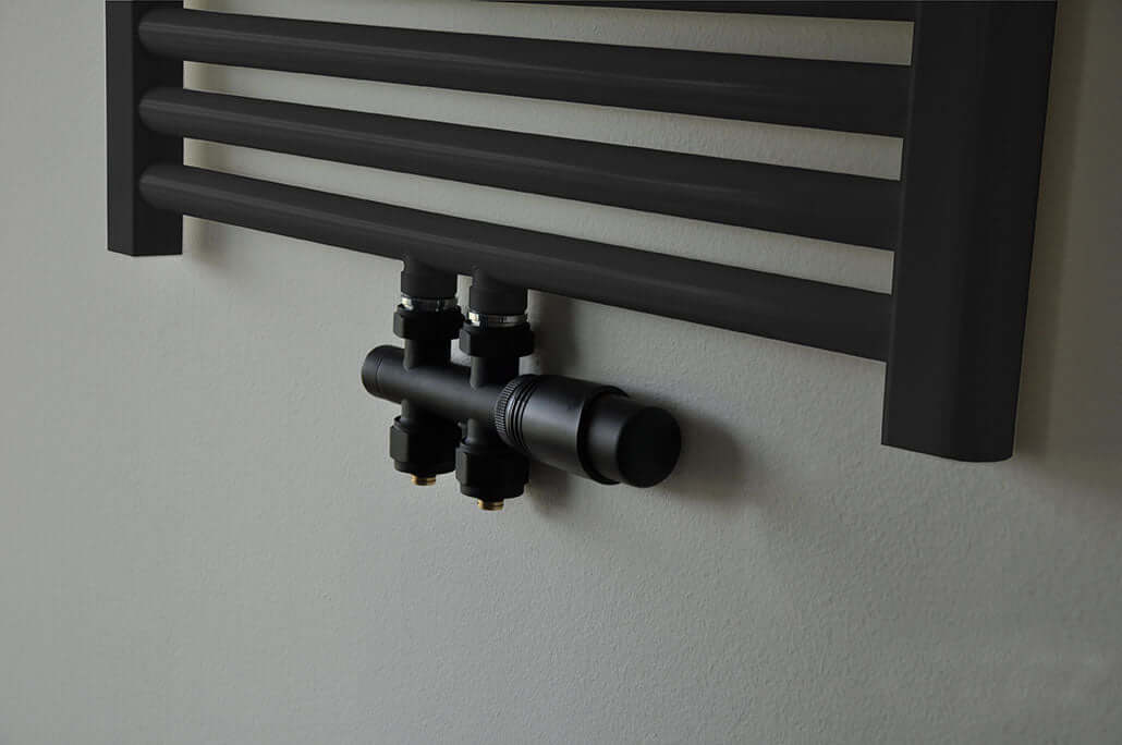 Radiateur Onderblok Wiesbaden Recht Mat Zwart (Voor Middenaansluiting) Hoofdafbeelding