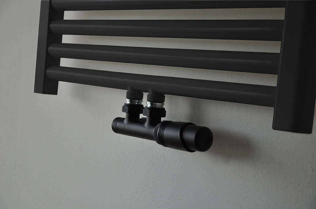 Radiateur Onderblok Rechts Wiesbaden in Mat Zwart (Voor Middenaansluiting) Hoofdafbeelding